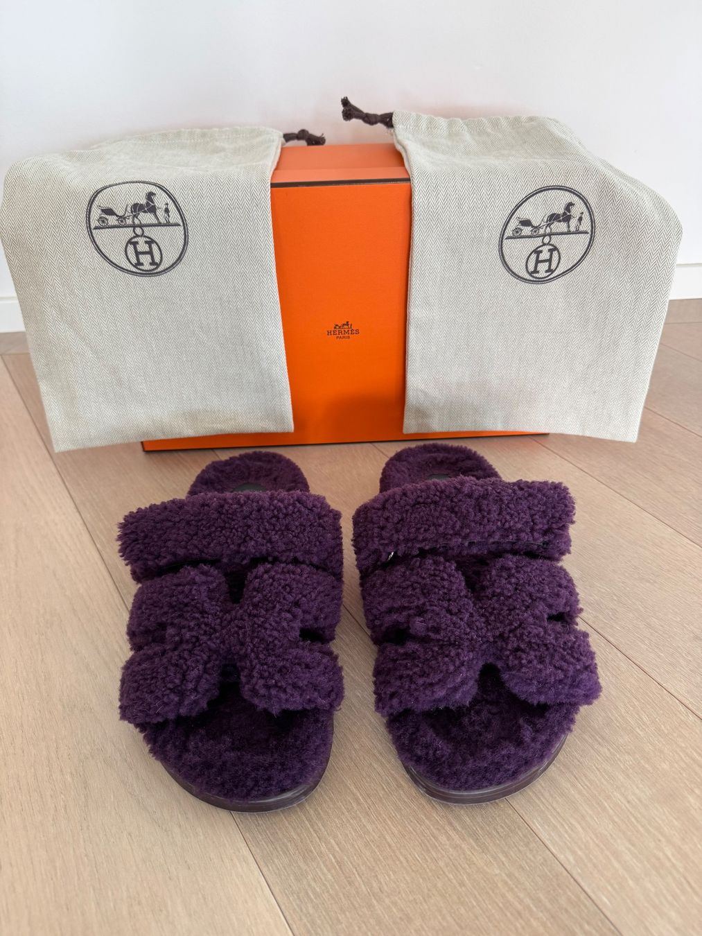 Hermès Damenschuhe: Hermès Chypre Sandals Größe 38.5 Farbe lila shearling – Gebraucht aus Kloten von mybestbrands