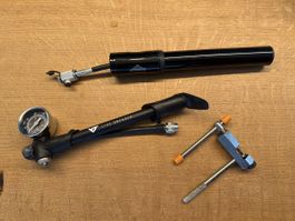 Dämpferpumpe, Luftpumpe und Kettennieter Set