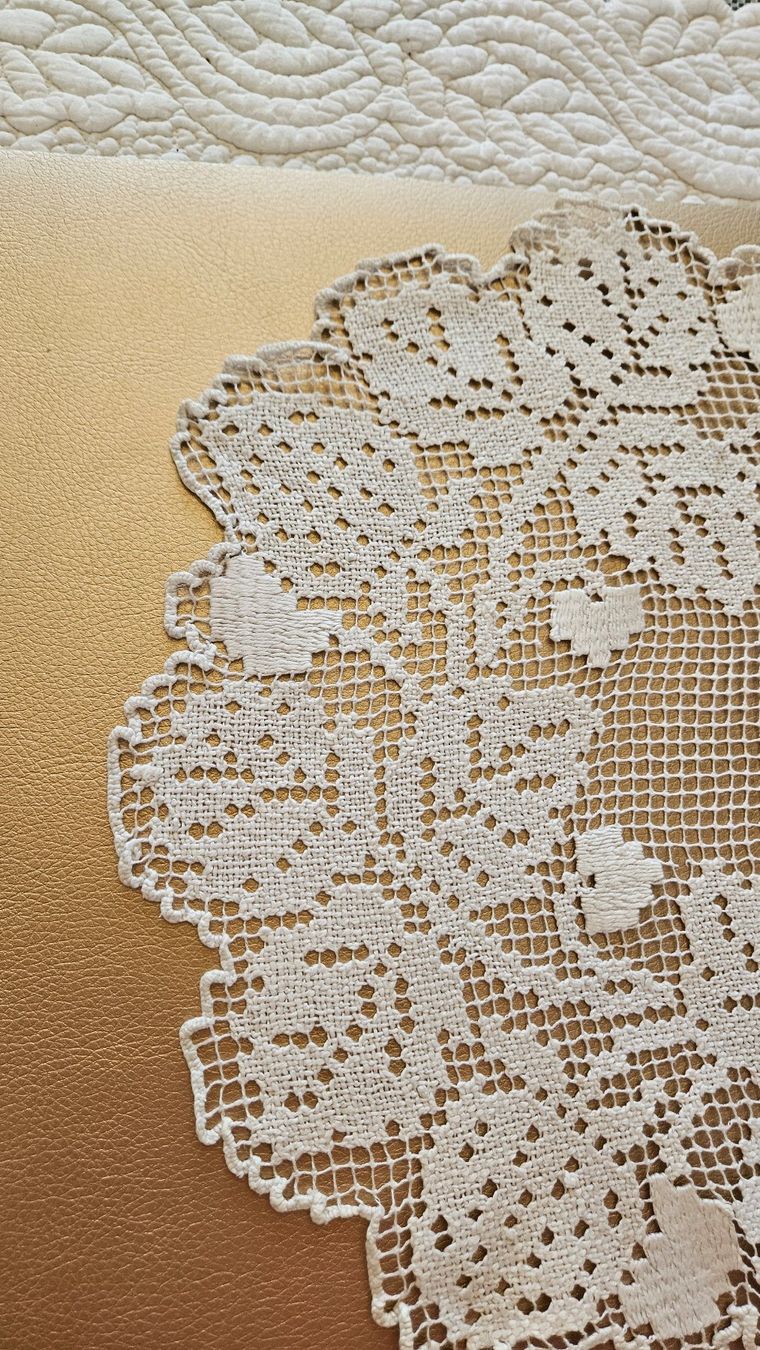 Altra biancheria da tavola: Spitzendeckchen Spitzendeckeli D32 cm Deckeli Hellbbeige – Usato da Gossau ZH venduto da LeoniesDeko 1