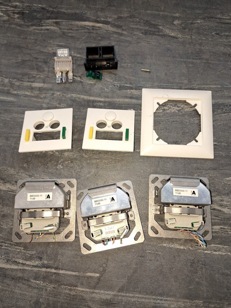 Stecker: Multimedia-Unterputzdosen – Gebraucht aus Sargans von Bomp