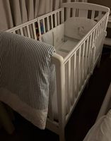 Babybett mit Lattenrost, Matratze & integrierter Schublade
