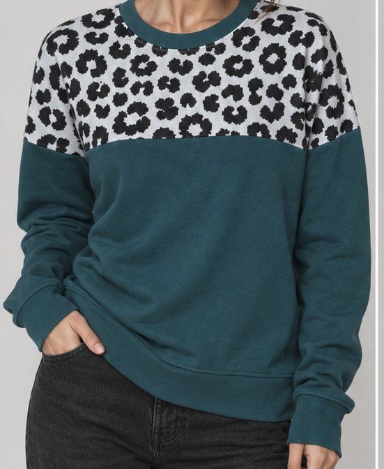 Pulls & Sweat-shirts: Pullover mit Leoprint, Grösse M, Top Zustand – Neuf (Voir description) à Zuchwil par lastresort