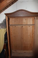 alter schöner Holzschrank mit Keilen, 1 Kleiderstange
