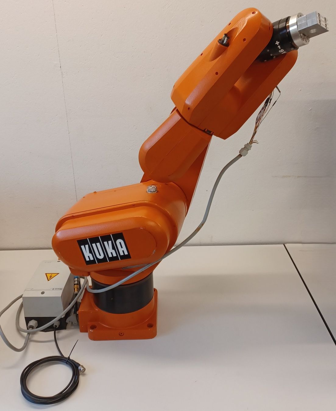 Accessori da laboratorio: Kuka KR 3 6 axis robotic arm – Difettoso da Niederdorf venduto da LeptonAG_Labor 3