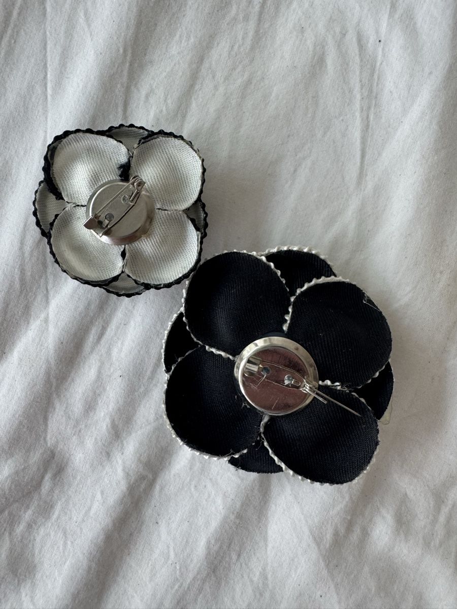 Spille & Fermagli: Broches fleurs vintage, noir et blanc – Usato da Genève venduto da lejardindesvetements 1