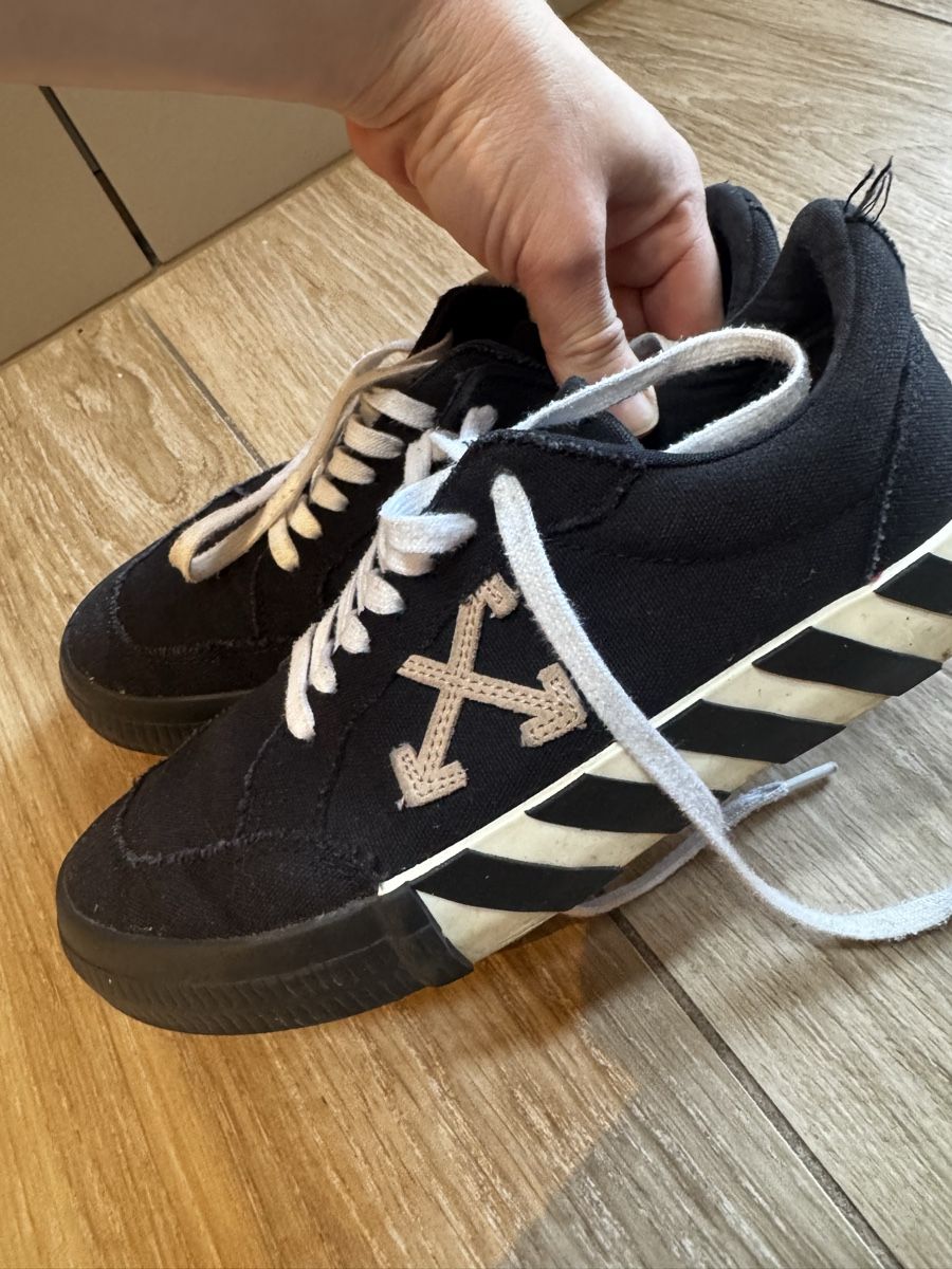 Off-White Scarpe da uomo: Off-White Vulcanized Low Black Canvas Sneakers Size US 9 – Usato da Trachslau venduto da mrs_5st6