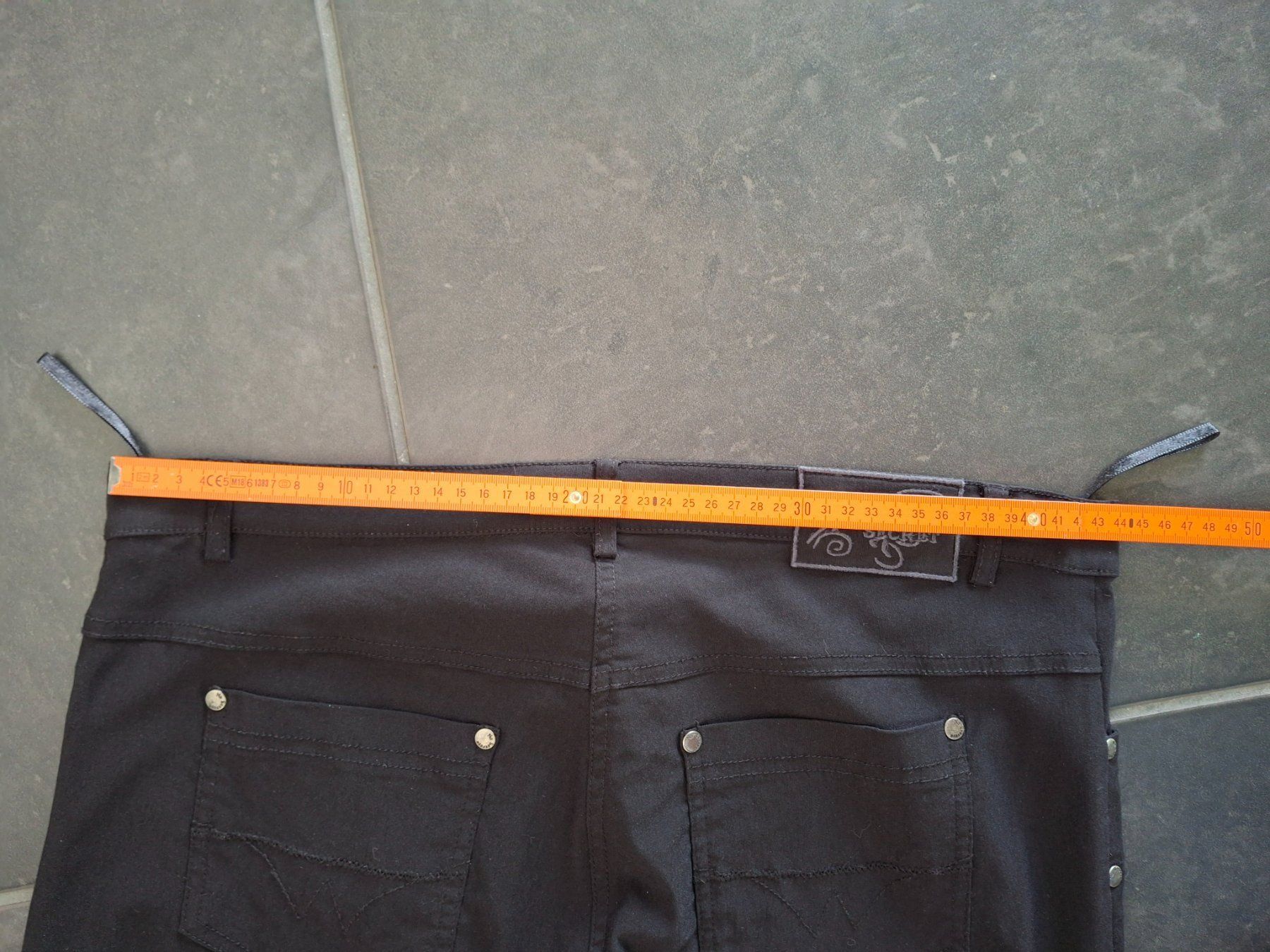 Pantaloni: Schwarze Hose,Grösse 48, Top Zustand – Nuovo (secondo la descrizione) da WALTERSWIL SO venduto da thb_ybm8 4