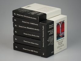 Sammlung von Hörbüchern der Autorin Donna Leon