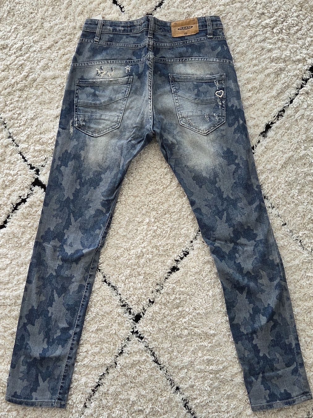 Please Jeans Jeans: Eine Jeans mit Camouflage-Muster und Destroyed-Elementen. – Nuovo (secondo la descrizione) da Belp venduto da mar_wyp6 2