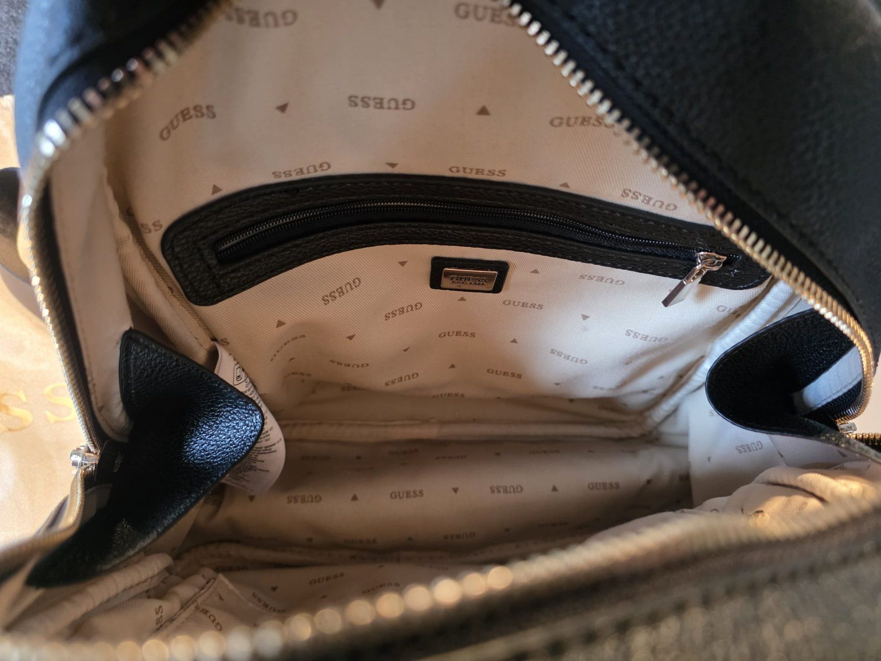 Guess Rucksäcke: Guess Damen Rucksack, Schwarz, neuwertig, Top Zustand! – Gebraucht aus Diegten von November1971 6