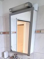 Spiegelschrank- 1er, grau/weiss, mit Beleuchtung