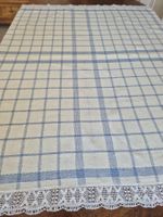 Charmante Tischdecke mit Spitze, blau-weiss kariert 🧵