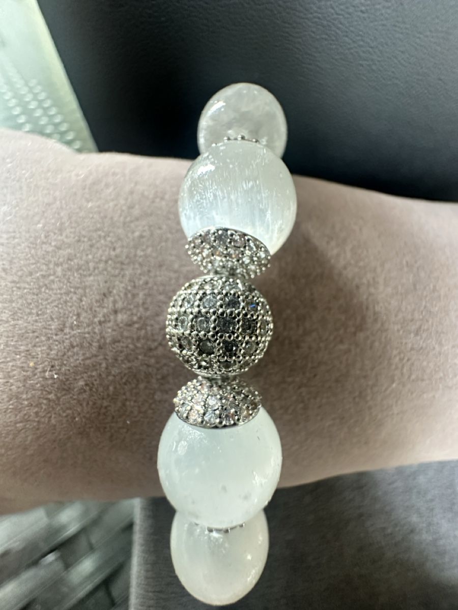 Armbänder & -reifen: Armband mit Selenit Perlen  – Neu und originalverpackt aus Kriens von Hortensie6 1