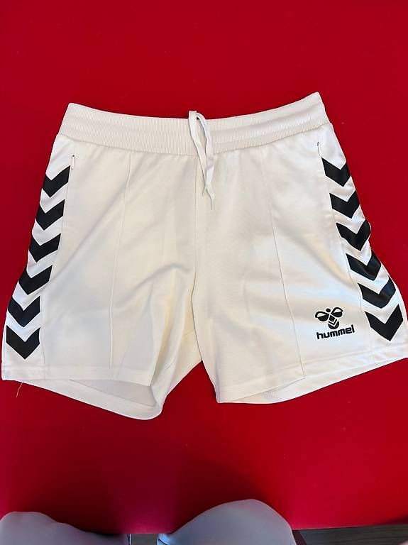 Pantaloni: Hummel Shorts – Usato da Winterthur venduto da ene_2sbh 1