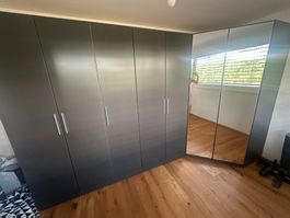 Mehrtüriger und grosszügiger Kleiderschrank mit Spiegeltüre