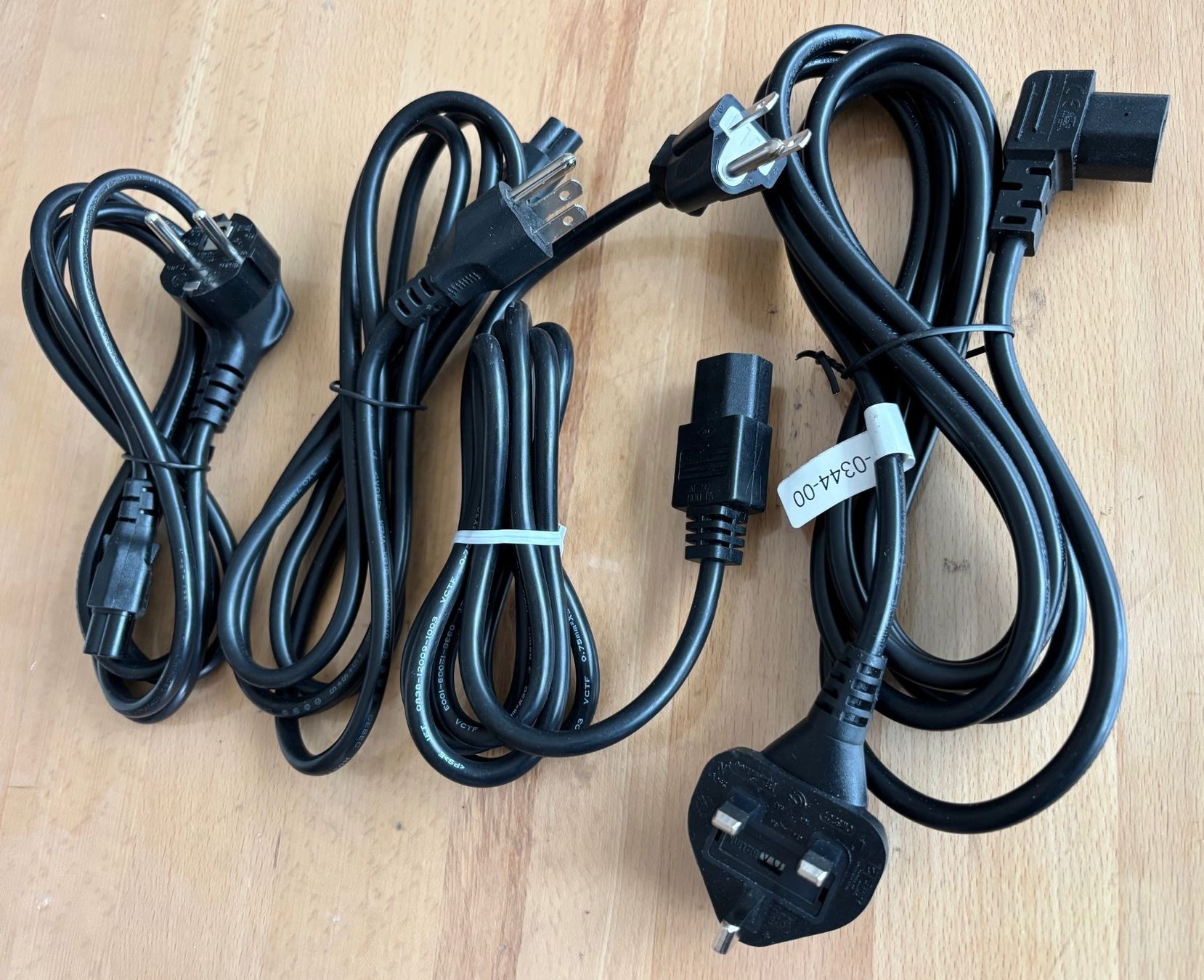 Cavi: 4 Stück neue Netzkabel - DE / Eng / USA – Nuovo (secondo la descrizione) da Bassersdorf venduto da Antaris01