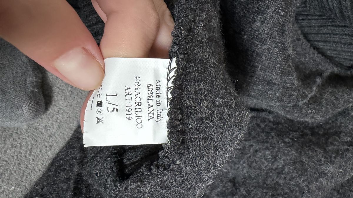 Maglioni & Felpe: Y2K gray ruffle sweater with double button detail – Usato da Knonau venduto da Grapesvintage 3