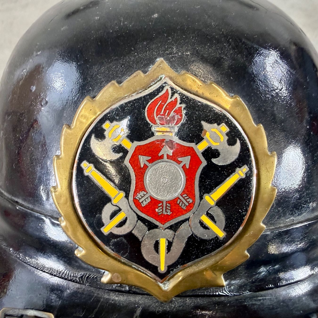 Pompieri: Antiker Feuerwehrhelm mit Emblem – Usato da Basel venduto da Brocki-auf-dem-Wolf 7