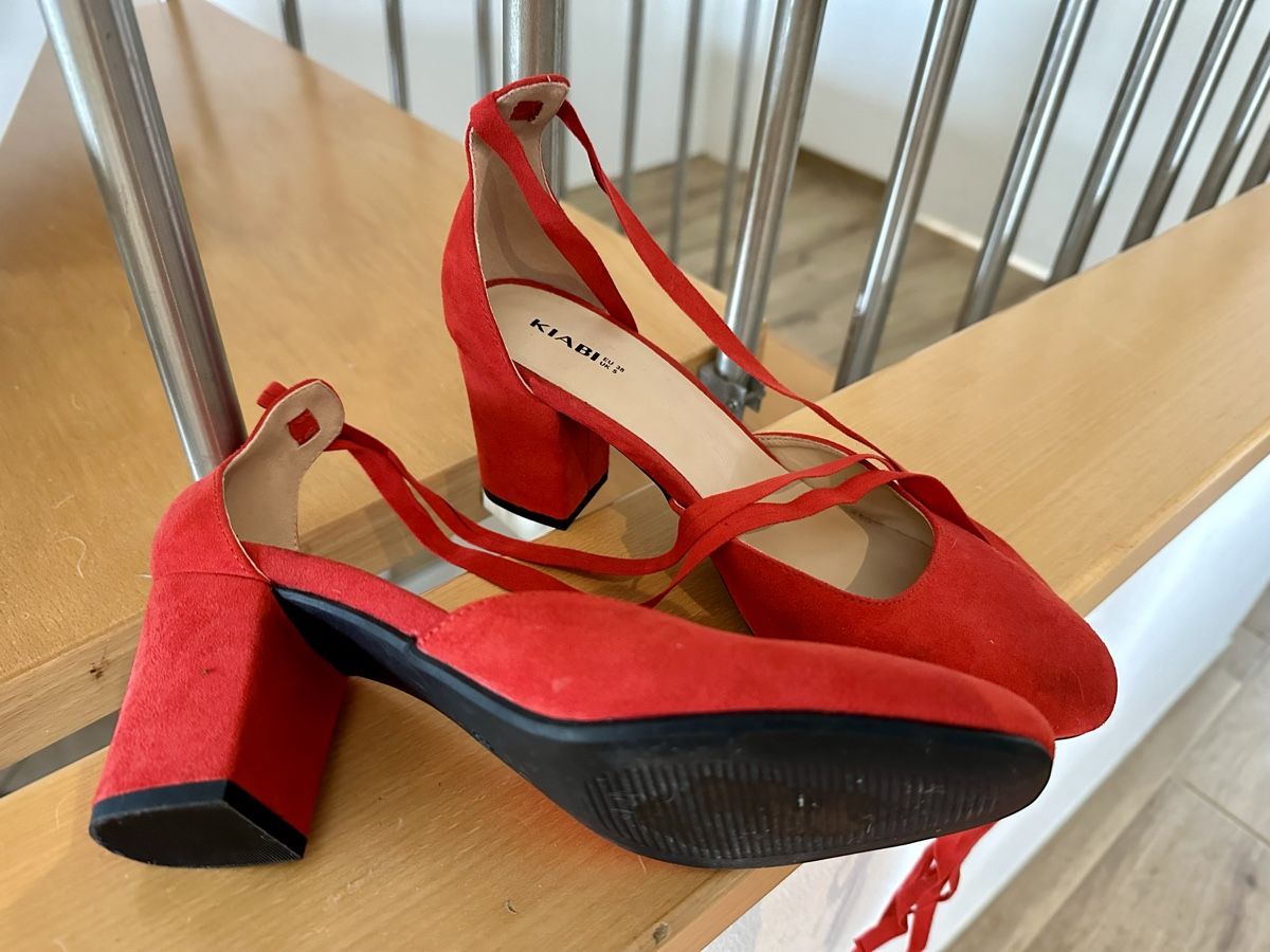 Scarpe da donna: Escarpins à lacer rouges P.38 c.neufs – Nuovo (secondo la descrizione) da Perroy venduto da barballalla