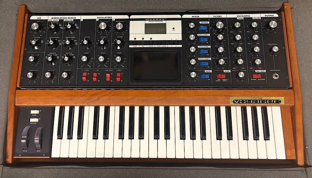 Musikinstrumente: Moog Voyager Performer V2.5 + Flightcase – Gebraucht aus Cadro von Argosound 2