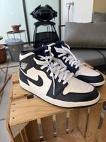 Air Jordan 1 Mid in der Colorway Armory Navy / White / Black