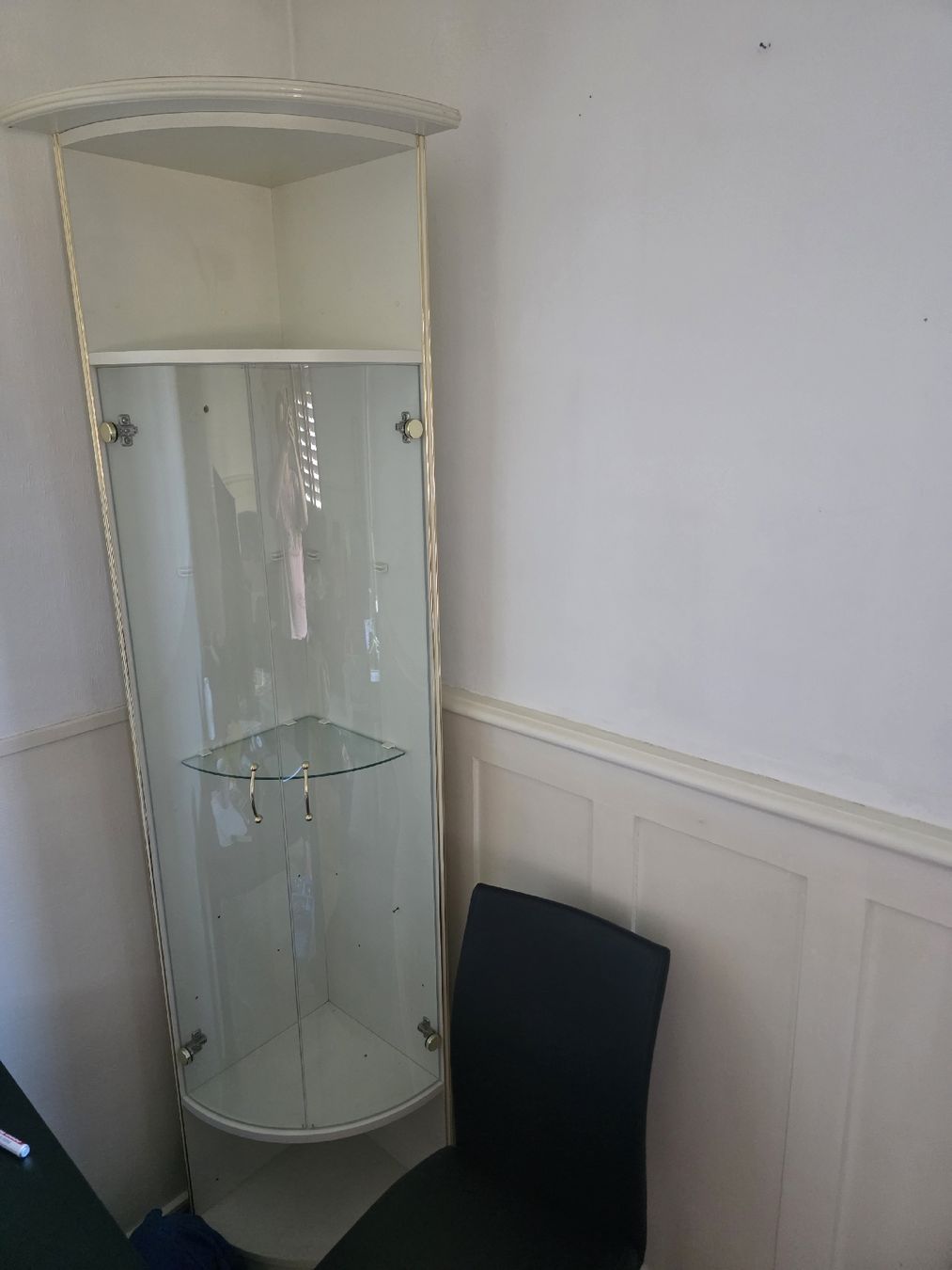 Vitrinen: Elegante Vitrine – Defekt aus Brugg AG von rup_55tj
