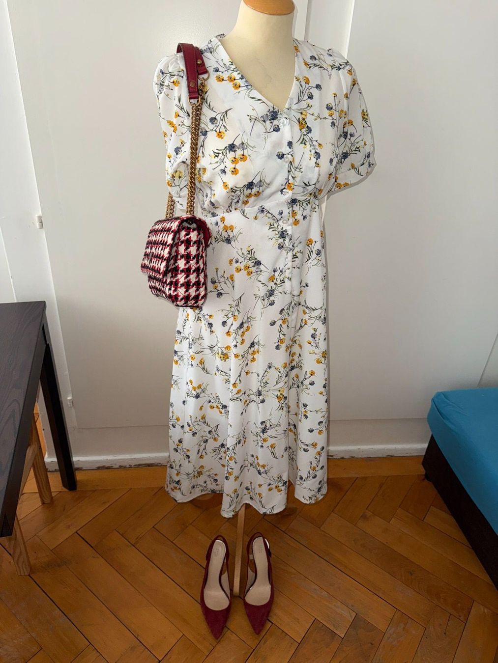 Kleider: Robe d'été fleurie blanche – Neu (gemäss Beschreibung) aus Le Locle von tchanatakoua 2