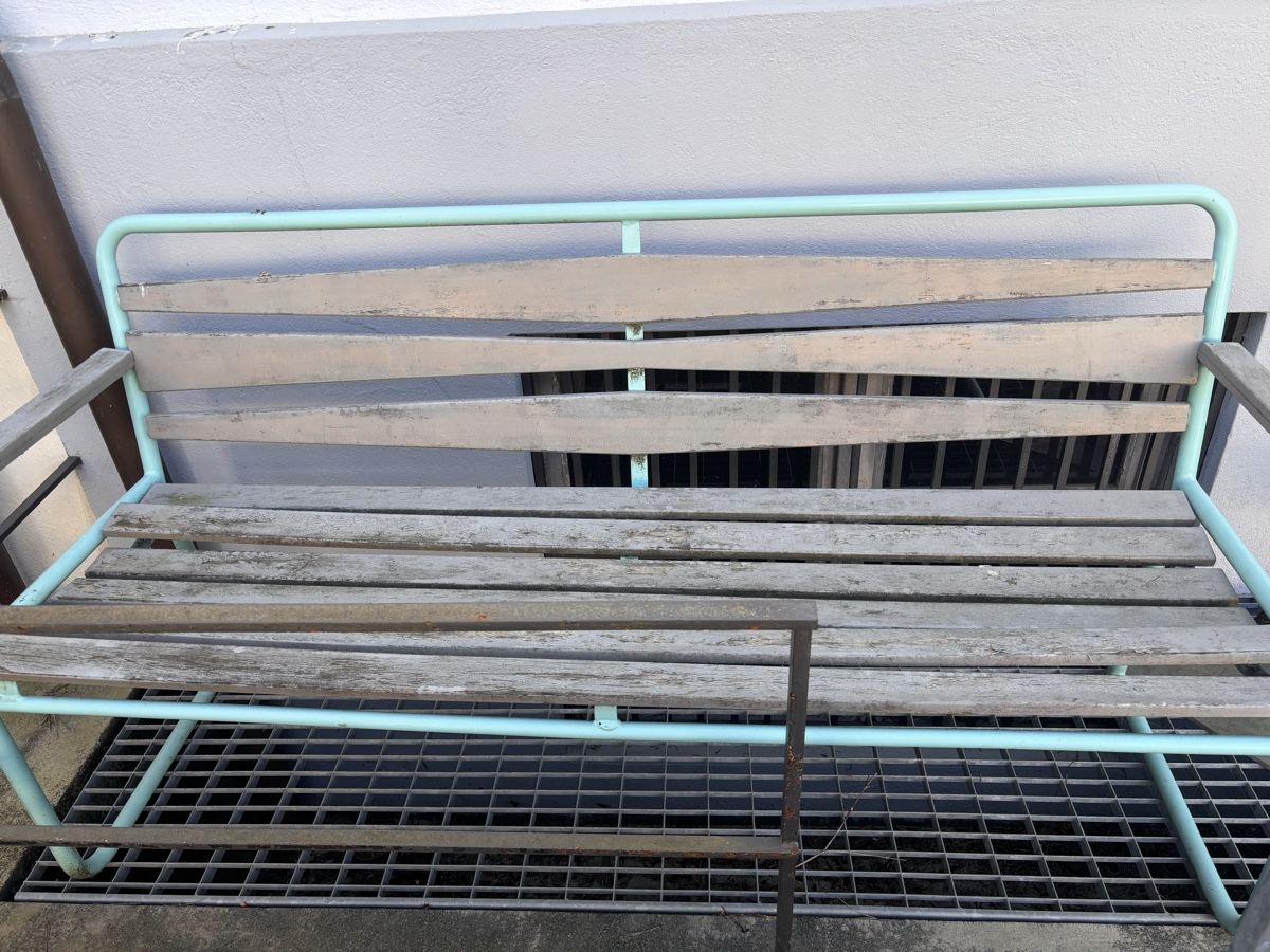 Panchine: Antiker Holzbank mit Metallrahmen – Difettoso da Basel venduto da ensoie 1
