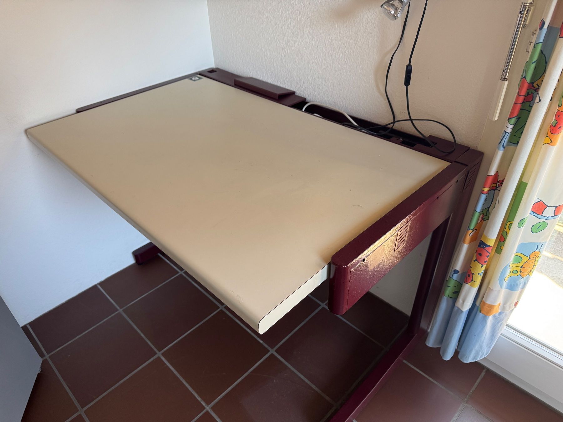 Scrivanie: Schreibtisch, Tischplatte neigbar – Usato da Winterthur venduto da Mboot