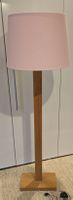 Elegante Stehlampe mit Holzfu und rosa Lampenschirm
