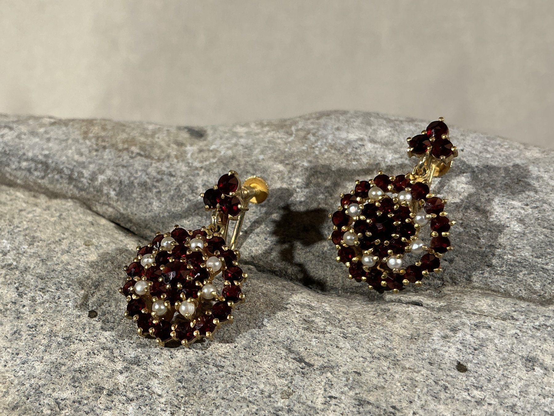 Orecchini pendenti & Orecchini a lobo: BÖHMISCHER GRANATSCHMUCK Ohrclip mit Perlen – Nuovo (secondo la descrizione) da Richterswil venduto da Restwert_Richterswil 5
