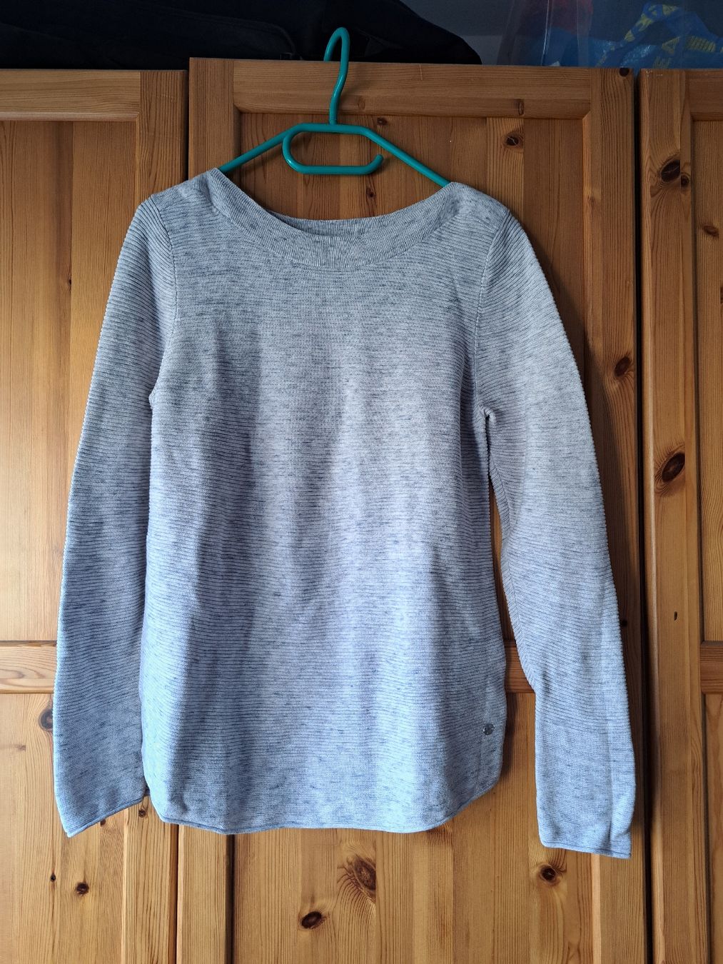Maglioni & Felpe: Hellgrauer Baumwollpullover – Locker & Stylisch – Usato da Taverne venduto da SelenaR. 1