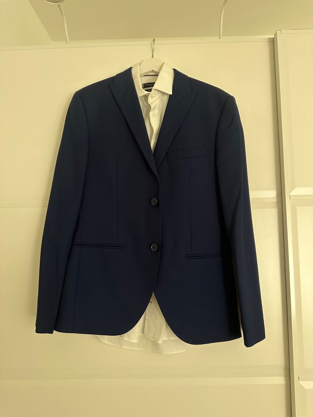 Completi: Herrenanzug inkl. Tommy Hilfiger Hemd – Usato da Büren an der Aare venduto da llxpes