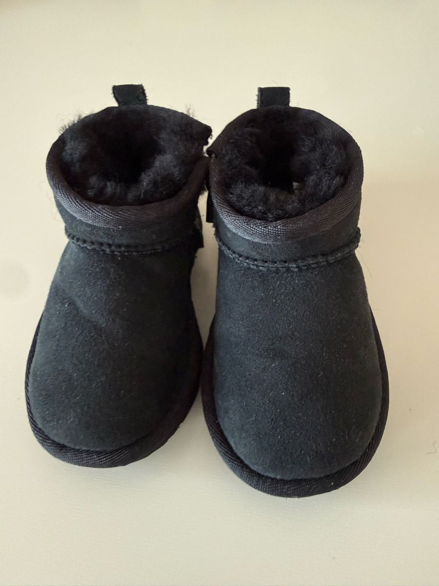Ugg Scarpe per ragazzi: UGG Boots Kinder Schwarz Grösse 23,5 – Nuovo (secondo la descrizione) da Buttikon SZ venduto da cco_9m8g