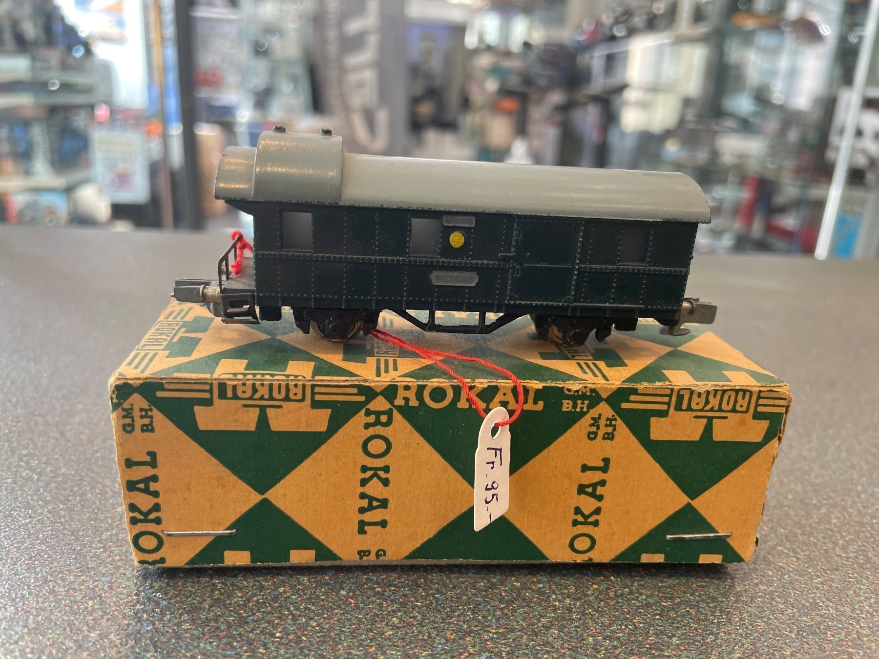 Modellini di ferrovie: Rokal TT Güterzug-Gepäckwagen – Usato da Chiasso venduto da Carrara-Modellismo 3