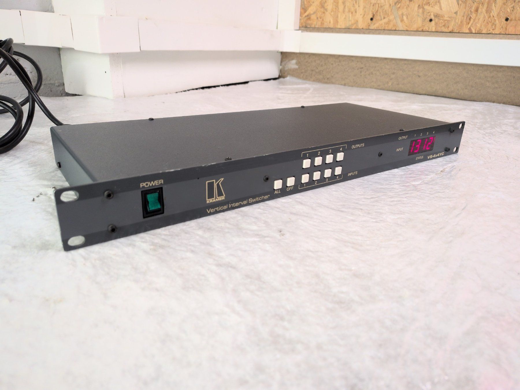 Kramer Convertitori: Kramer Interval Switcher VS-4x4YC Video Switcher BNC YC – Usato da Basel venduto da Fcol