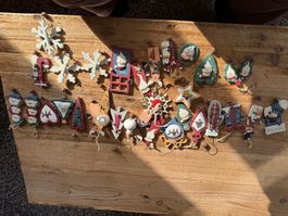 31 Weihnachtsanhänger aus Holz mit Stickereien zum Teil