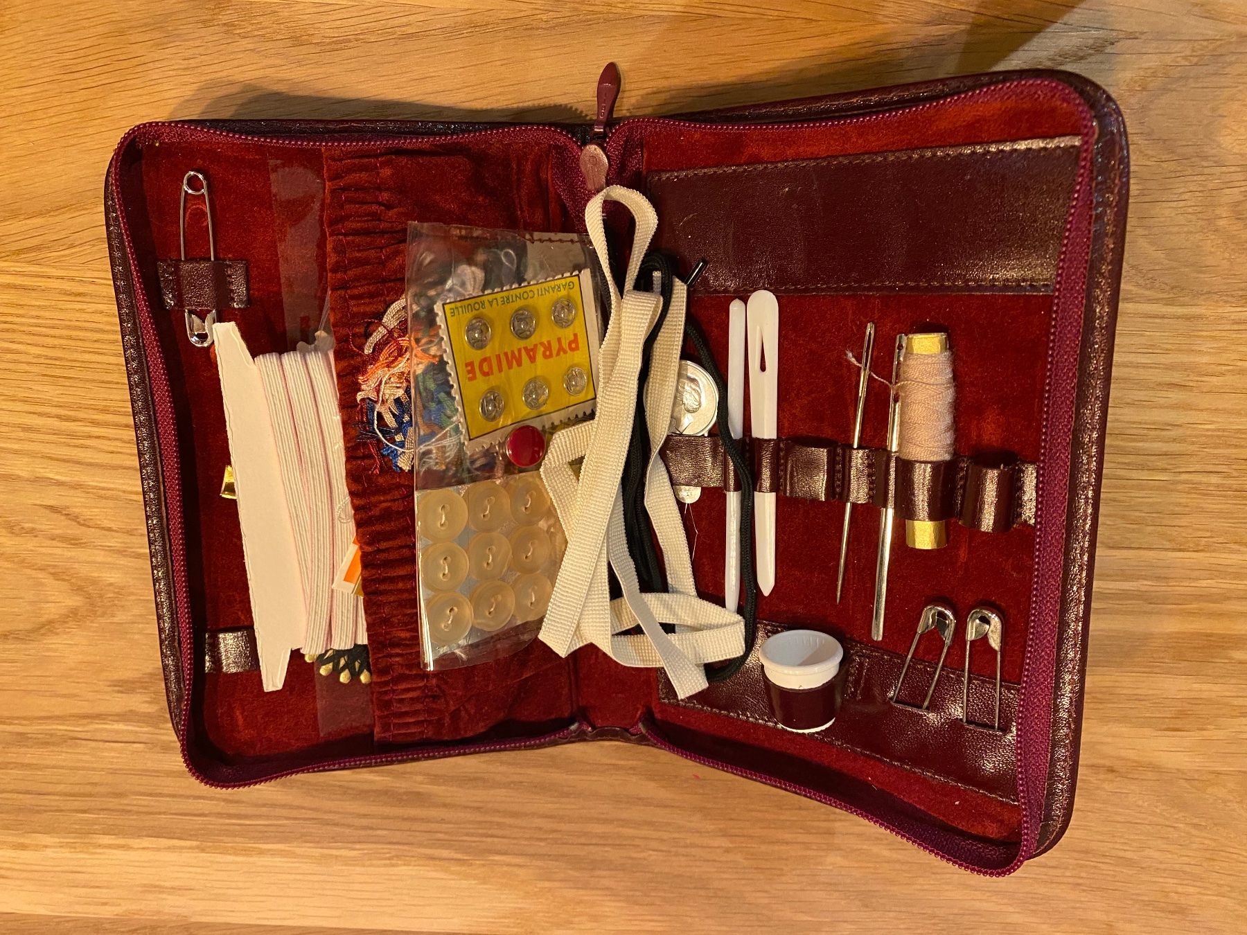 Sonstiges zum Basteln & Handarbeiten: 2 Nähetui mit Nähzubehör Vintage – Gebraucht aus Pratteln von a23_j2gs