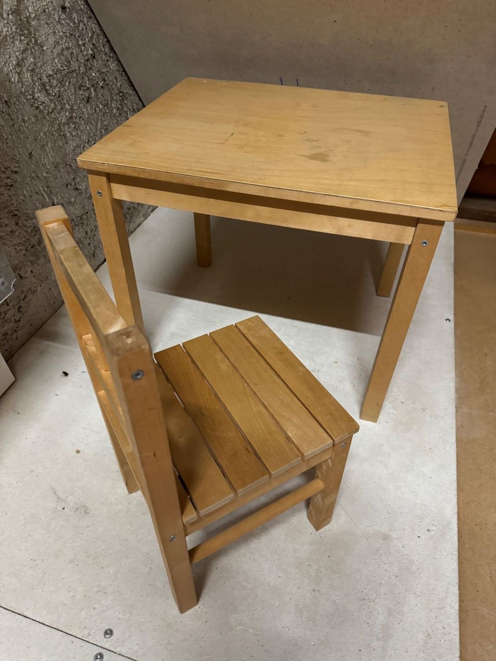 Sedie: KINDERSTUHL + TISCH, HELLES HOLZ, SITZHÖHE 30CM – Usato da Zürich venduto da rolo66 1
