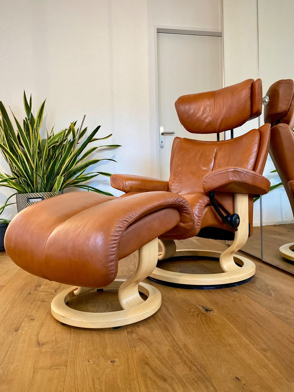 Stressless Poltrone: (NP 5000+) Stressless® Magic Relax Sessel Größe S mit Hocker – Usato da Rorbas venduto da Samayo_