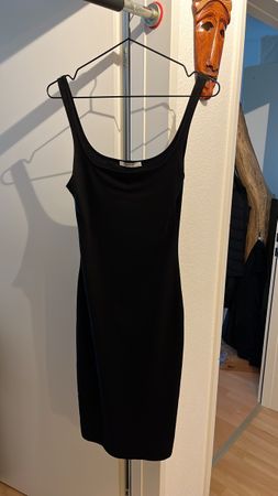 Elegantes, schwarzes Sommerkleid - perfekt für den Abend