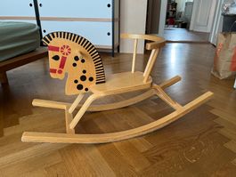 BRIO Schaukelpferd aus Holz.