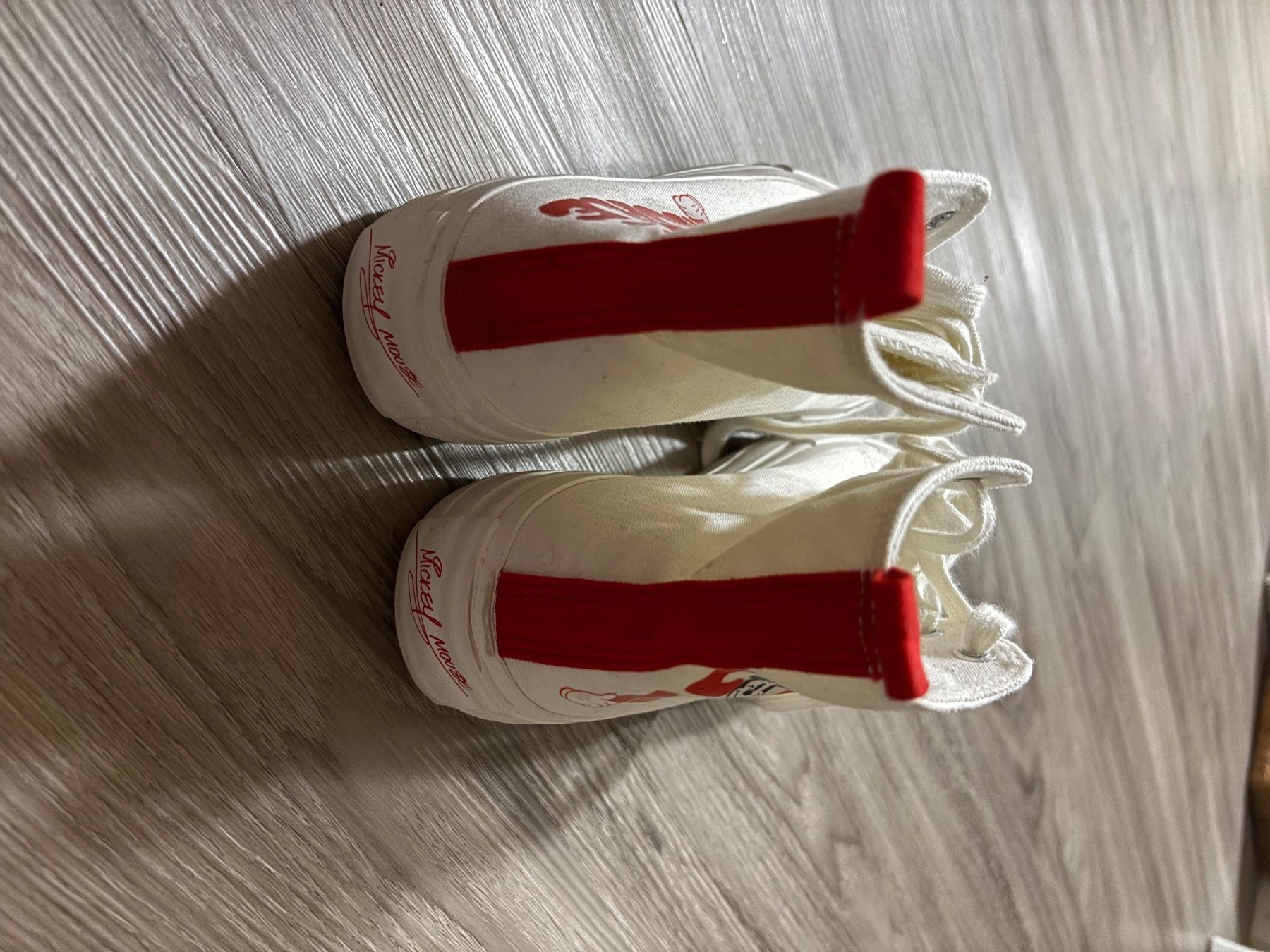 Scarpe da uomo: Turnschuhe weiss Mickey Mouse Grösse 37 – Usato da Gossau SG venduto da Swisslady25 2
