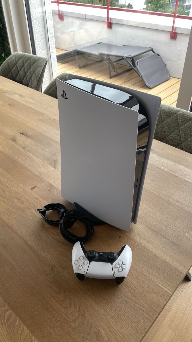Sony Console: Playstation 5 Disc inkl. Kabel + 1 Controller – Usato da Egnach venduto da Schahan