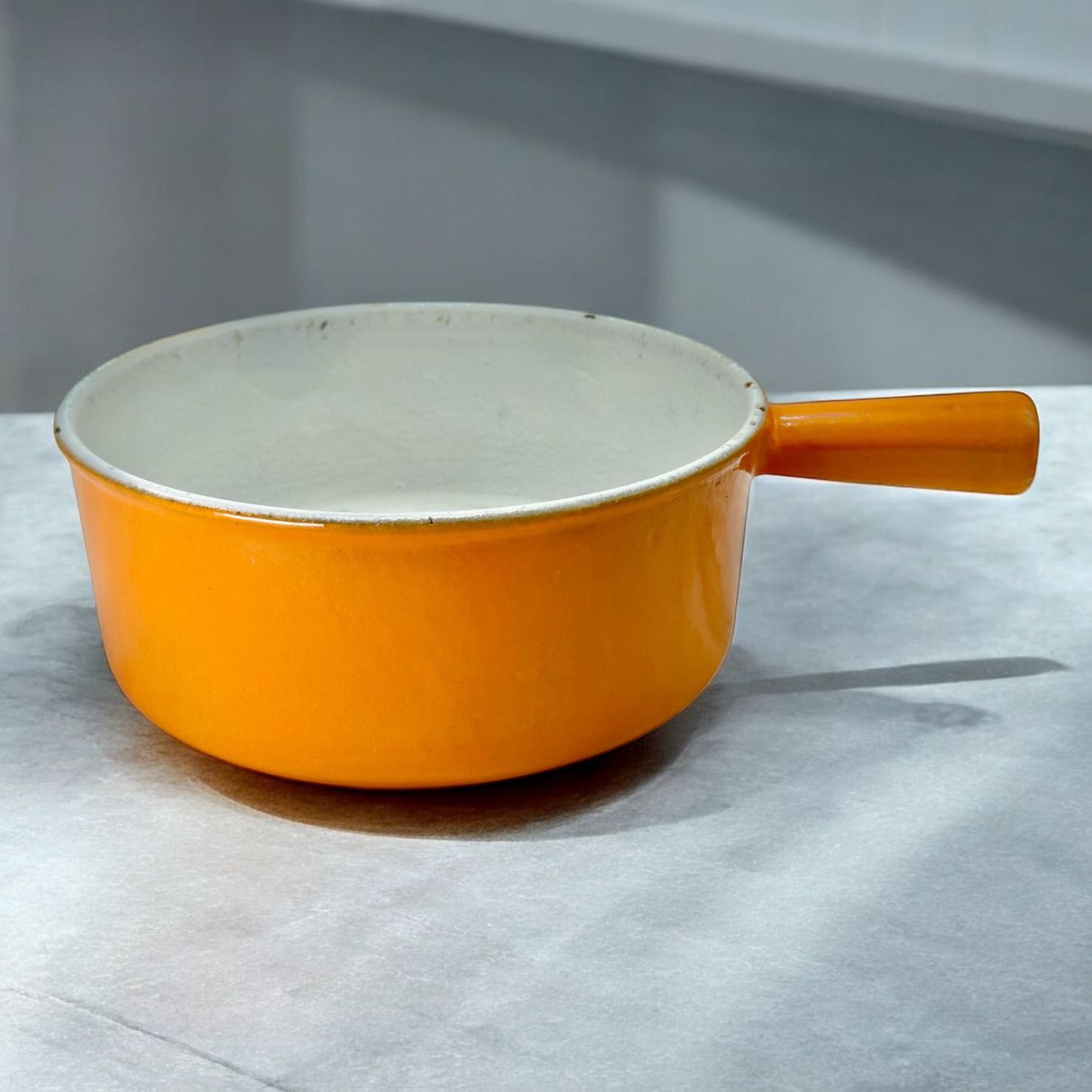 Cocotte numéro 14 en fonte émaillée orange Le Creuset vintage - France