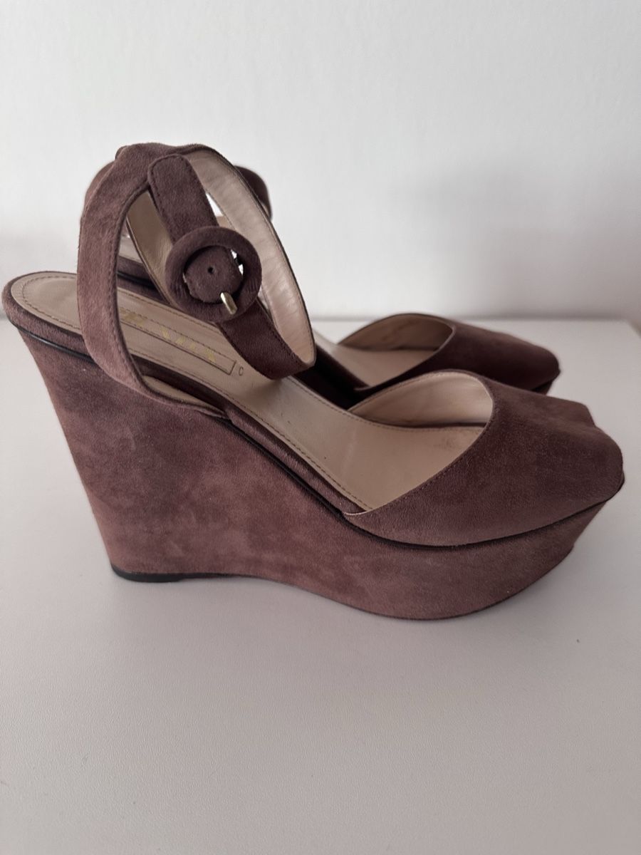 Prada Scarpe da donna: Prada Brown Suede Platform Wedge Sandals Size 38 – Nuovo (secondo la descrizione) da Binningen venduto da can_s2yh 1