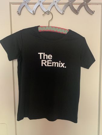 Schwarzes T-Shirt mit Aufdruck "The Remix." Grösse S