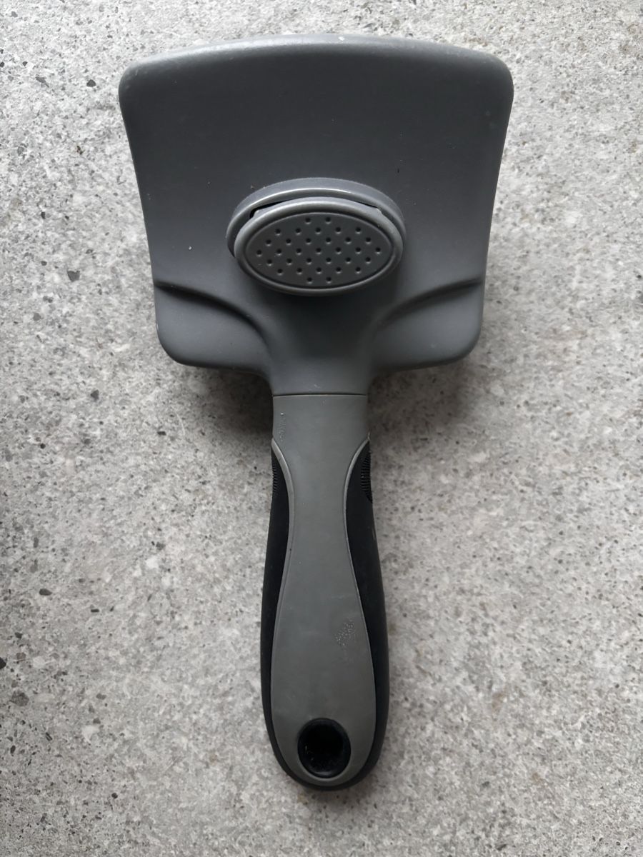 Pflegeprodukte & Putzartikel: Practical Pet Brush With Hair Removal – Gebraucht aus Biel-Benken BL von ste_86wx 1