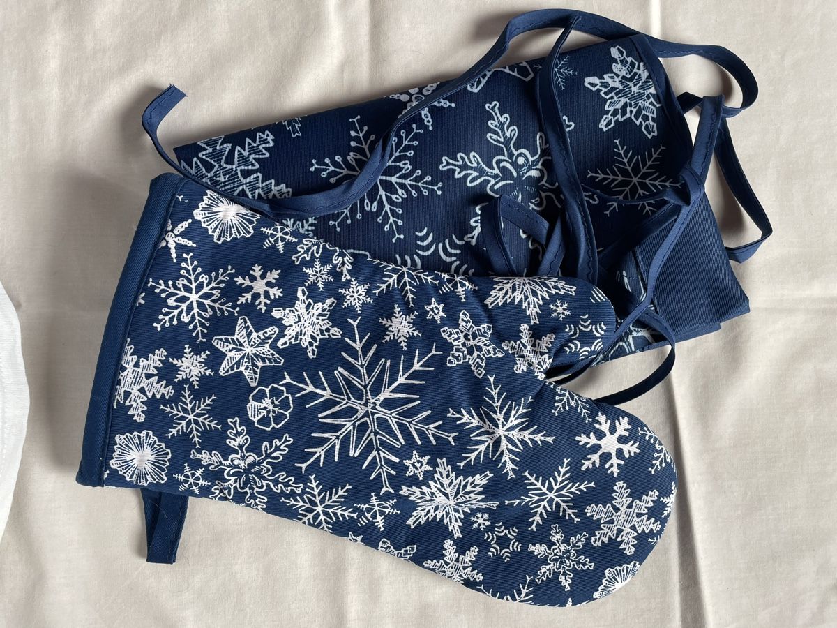 Biancheria da letto: Winter Baking Set Apron Oven Mitt Snowflake New – Nuovo e nell'imballaggio originale da Buttikon SZ venduto da trzurigo 2