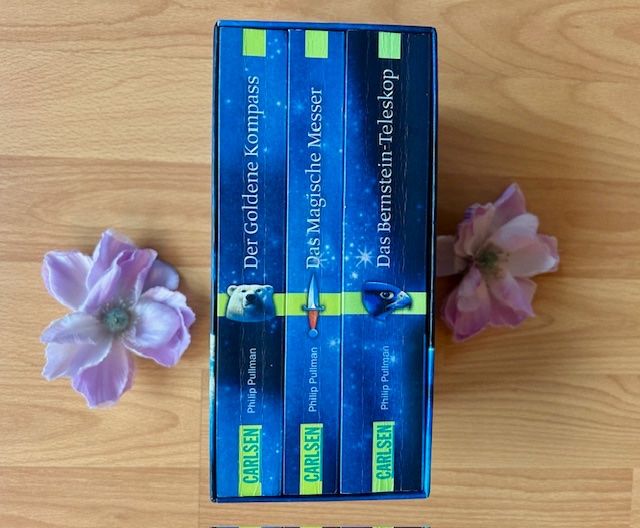 Libri: Philip Pullman "Der Goldene Kompass", Trilogie, einfach Kult – Nuovo (secondo la descrizione) da Bern venduto da Denzel8 2